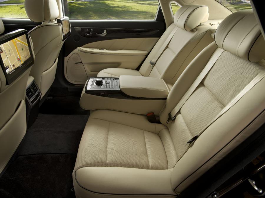  Hyundai Equus 2013 года  (US) (фото 12 из 13)